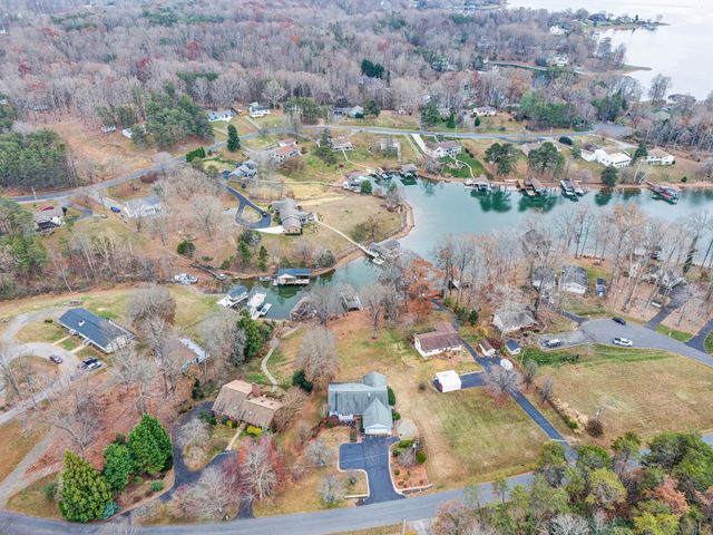 110 Club House DR, Moneta, VA 24121