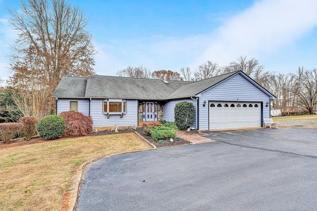 110 Club House DR, Moneta, VA 24121