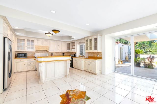 2339 S HOLT Avenue, Los Angeles, CA 90034