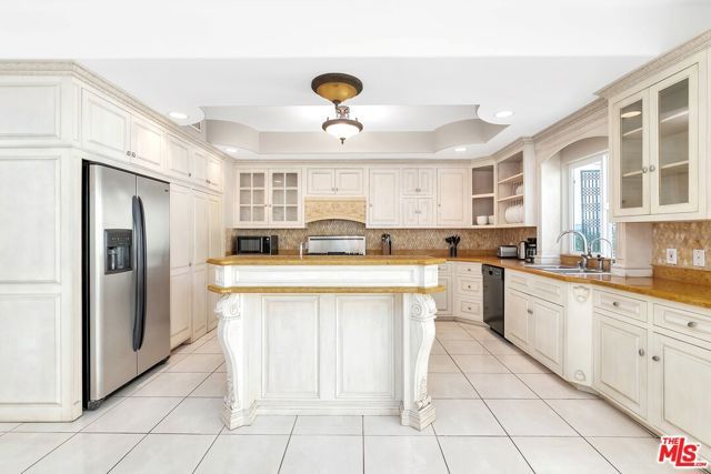 2339 S HOLT Avenue, Los Angeles, CA 90034