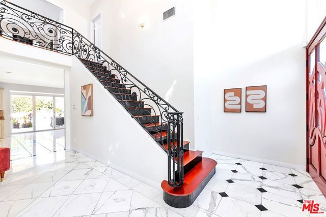 2339 S HOLT Avenue, Los Angeles, CA 90034