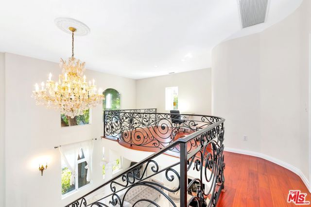 2339 S HOLT Avenue, Los Angeles, CA 90034