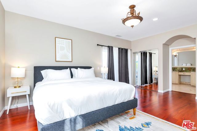 2339 S HOLT Avenue, Los Angeles, CA 90034