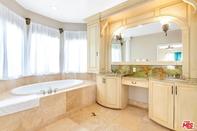 2339 S HOLT Avenue, Los Angeles, CA 90034