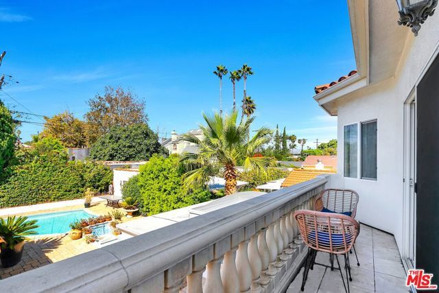 2339 S HOLT Avenue, Los Angeles, CA 90034