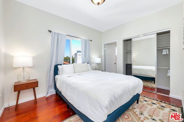 2339 S HOLT Avenue, Los Angeles, CA 90034