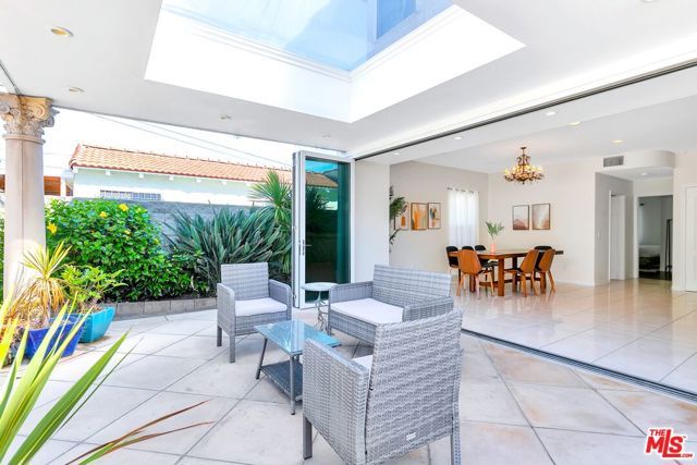 2339 S HOLT Avenue, Los Angeles, CA 90034