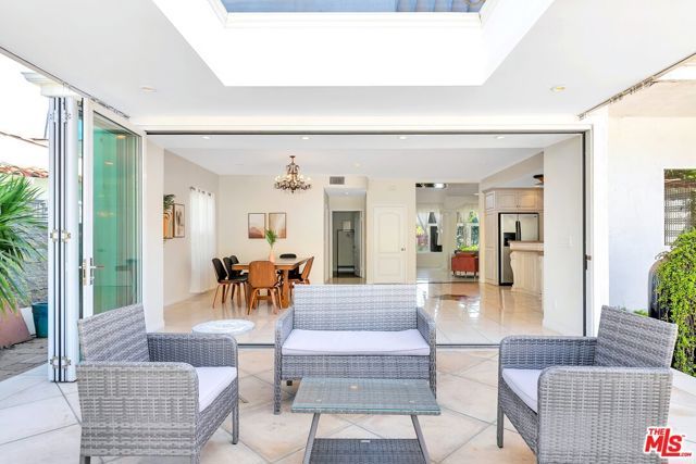 2339 S HOLT Avenue, Los Angeles, CA 90034