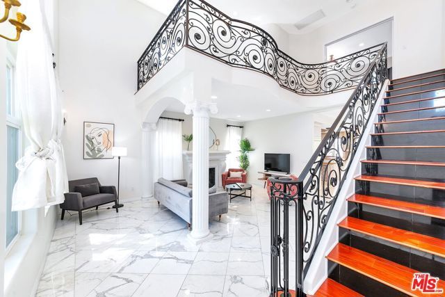 2339 S HOLT Avenue, Los Angeles, CA 90034