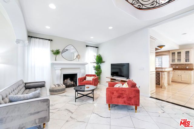 2339 S HOLT Avenue, Los Angeles, CA 90034