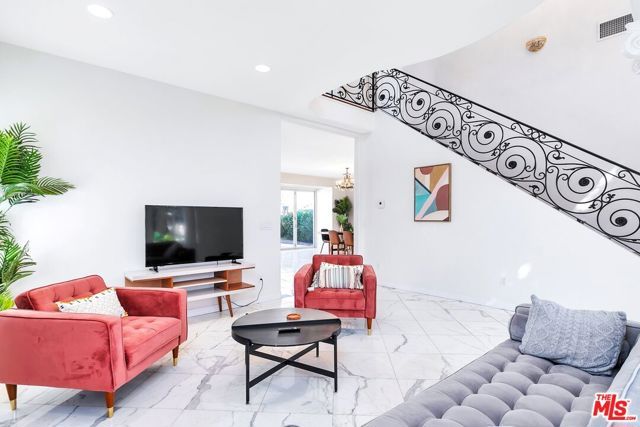 2339 S HOLT Avenue, Los Angeles, CA 90034