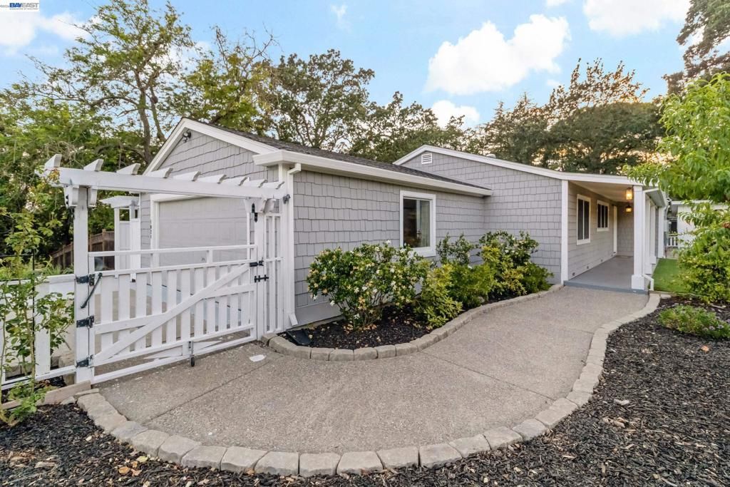 Image 11 of property listing at 1021 Scots Ln, Walnut Creek, CA 94596
