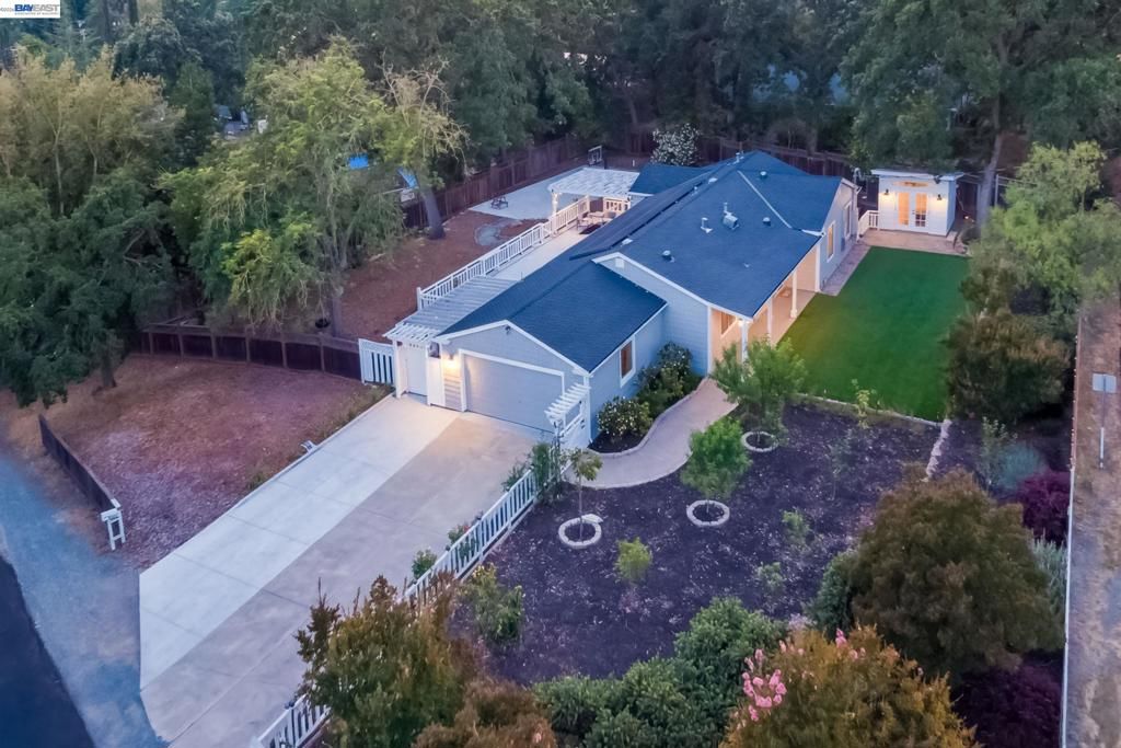 Image 7 of property listing at 1021 Scots Ln, Walnut Creek, CA 94596