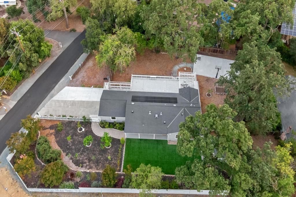 Image 9 of property listing at 1021 Scots Ln, Walnut Creek, CA 94596