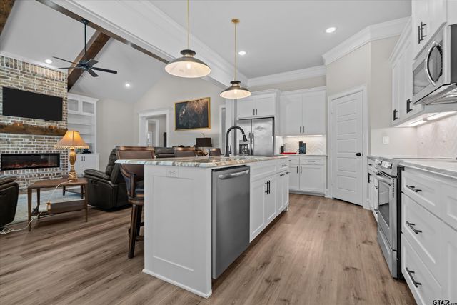 410 Deer Point Cove, Chandler, TX 75758