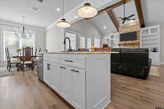 410 Deer Point Cove, Chandler, TX 75758