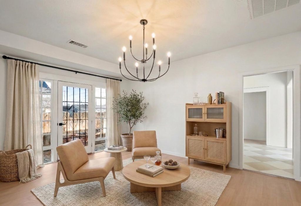 Image 4 of property listing at 425 W Elm Street, Hanford, CA 93230