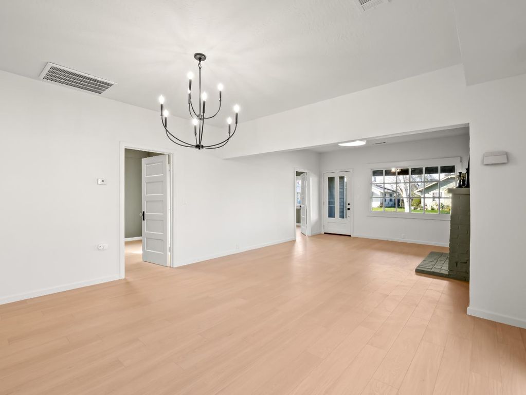 Image 5 of property listing at 425 W Elm Street, Hanford, CA 93230