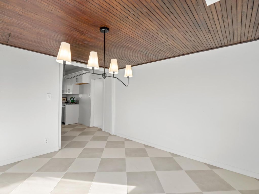 Image 9 of property listing at 425 W Elm Street, Hanford, CA 93230