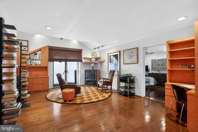 1121 TOWNSHIP LINE RD, Jenkintown, PA 19046