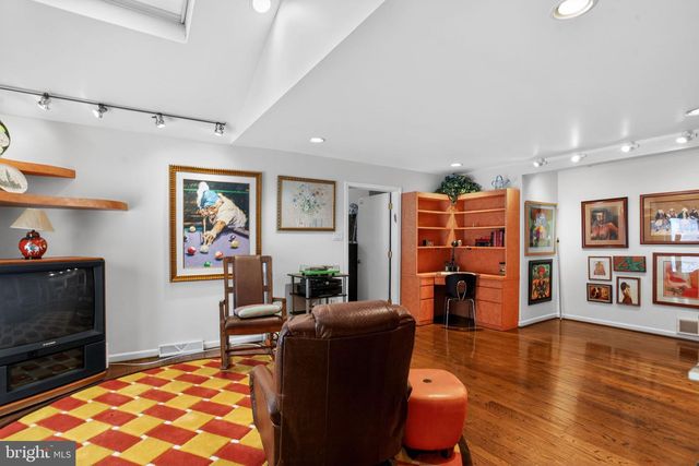 1121 TOWNSHIP LINE RD, Jenkintown, PA 19046