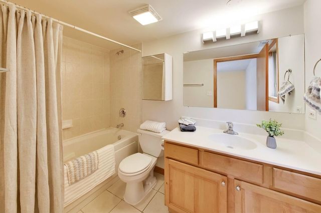 4401 Pershing Avenue 2N, Downers Grove, IL 60515