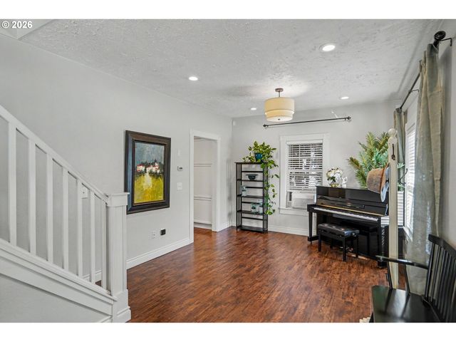 914 PINE St, Silverton, OR 97381