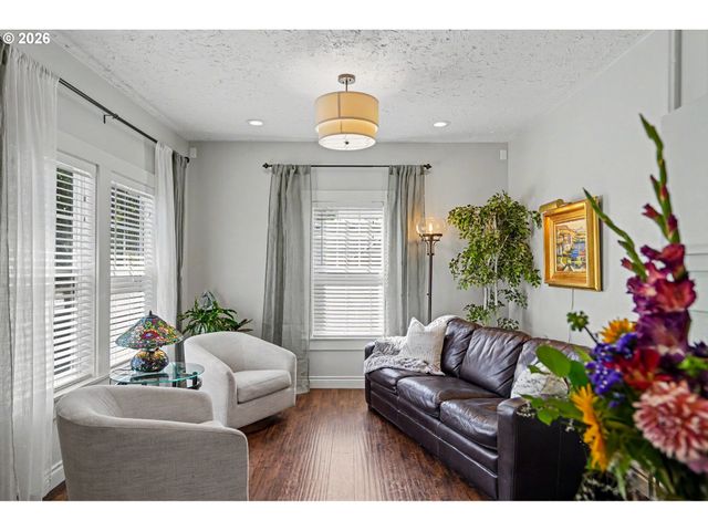 914 PINE St, Silverton, OR 97381