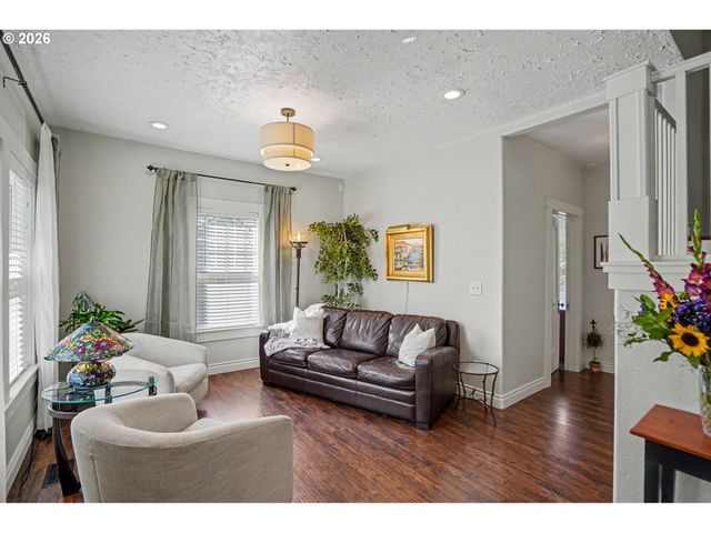 914 PINE St, Silverton, OR 97381