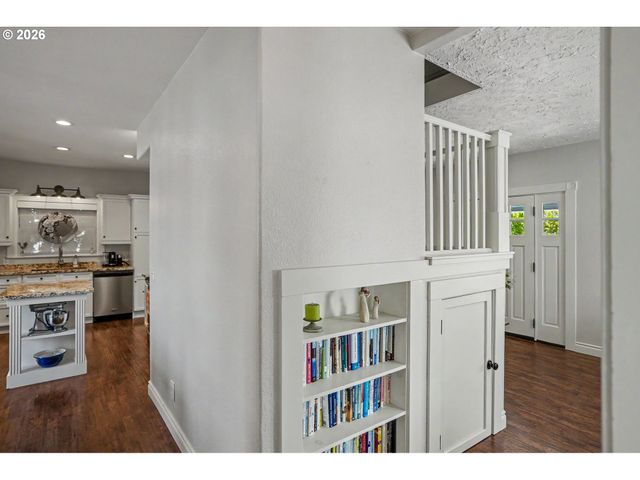 914 PINE St, Silverton, OR 97381