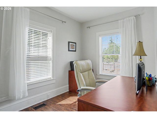 914 PINE St, Silverton, OR 97381