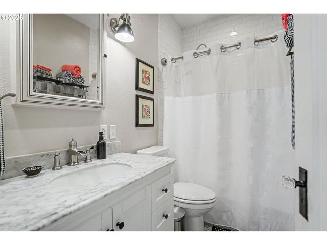 914 PINE St, Silverton, OR 97381