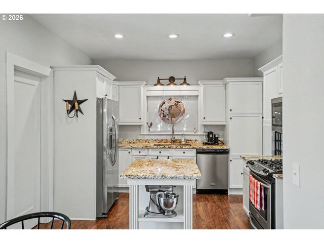 914 PINE St, Silverton, OR 97381