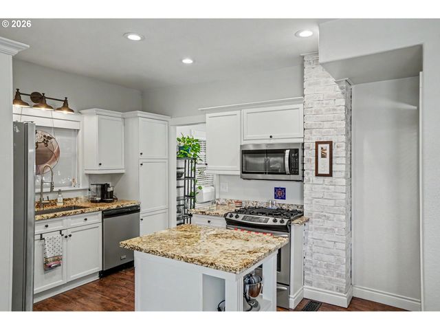 914 PINE St, Silverton, OR 97381
