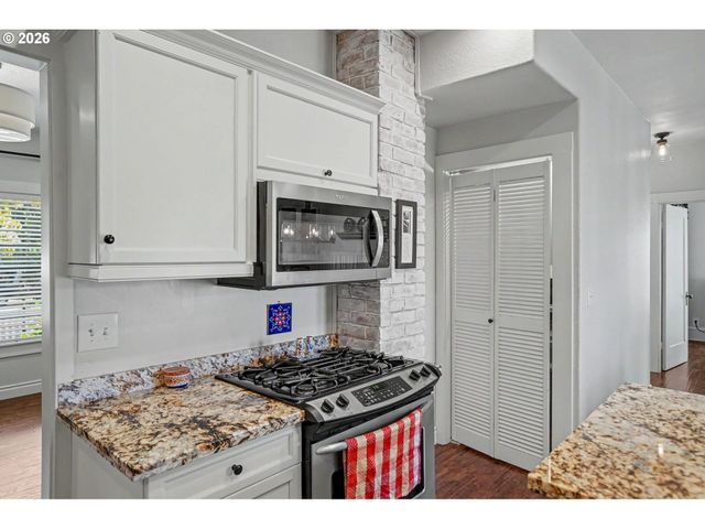 914 PINE St, Silverton, OR 97381