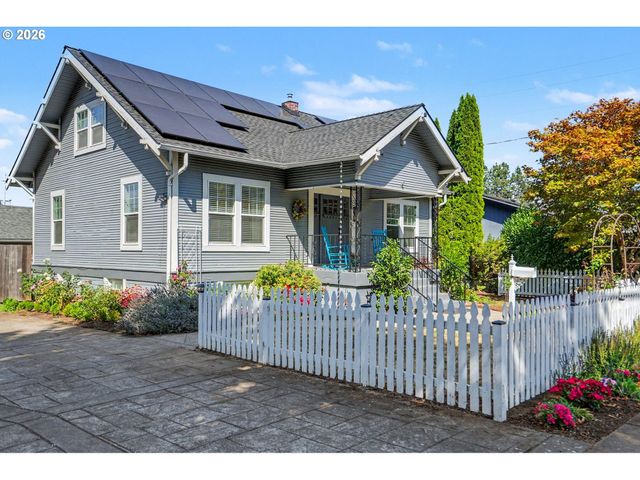 914 PINE St, Silverton, OR 97381