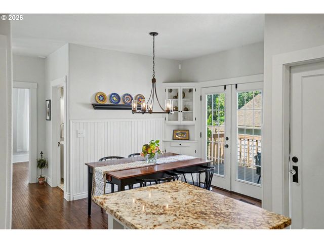 914 PINE St, Silverton, OR 97381
