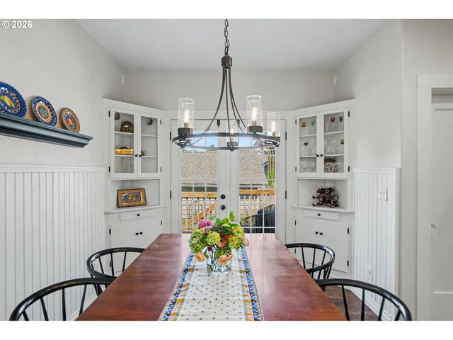 914 PINE St, Silverton, OR 97381