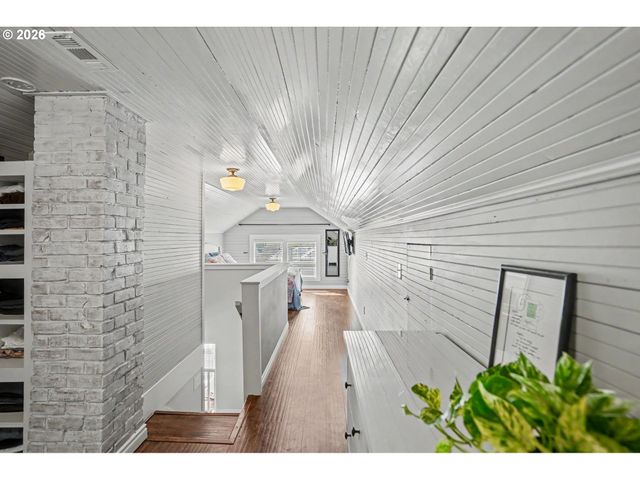914 PINE St, Silverton, OR 97381
