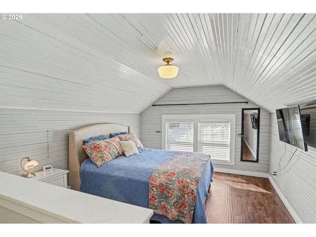 914 PINE St, Silverton, OR 97381