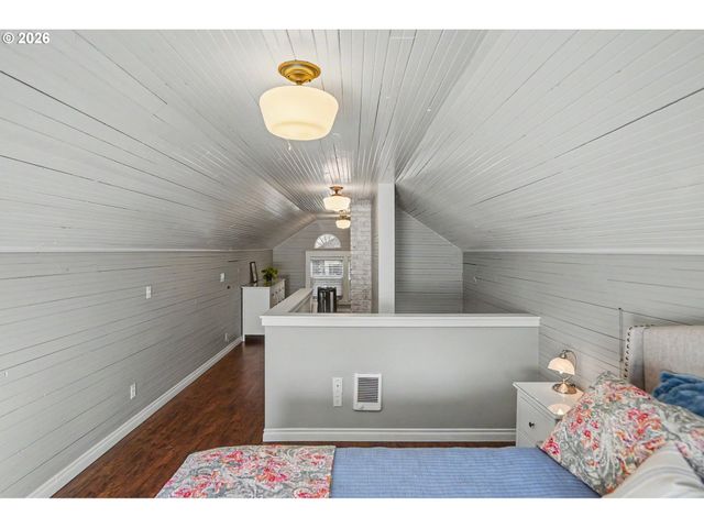 914 PINE St, Silverton, OR 97381