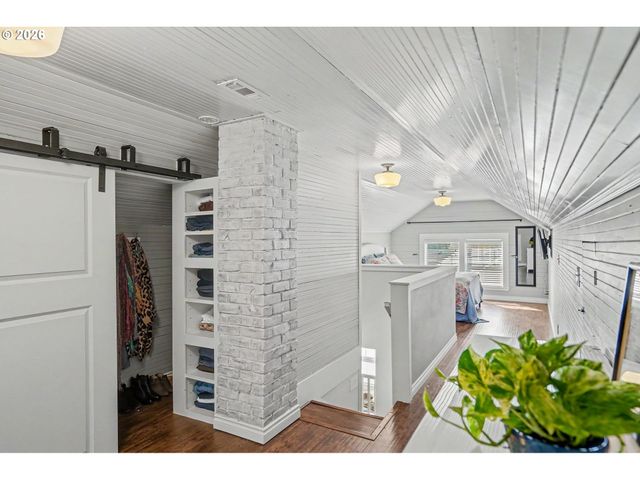 914 PINE St, Silverton, OR 97381