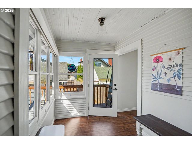 914 PINE St, Silverton, OR 97381