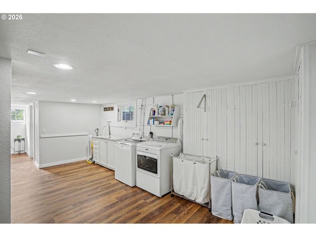 914 PINE St, Silverton, OR 97381