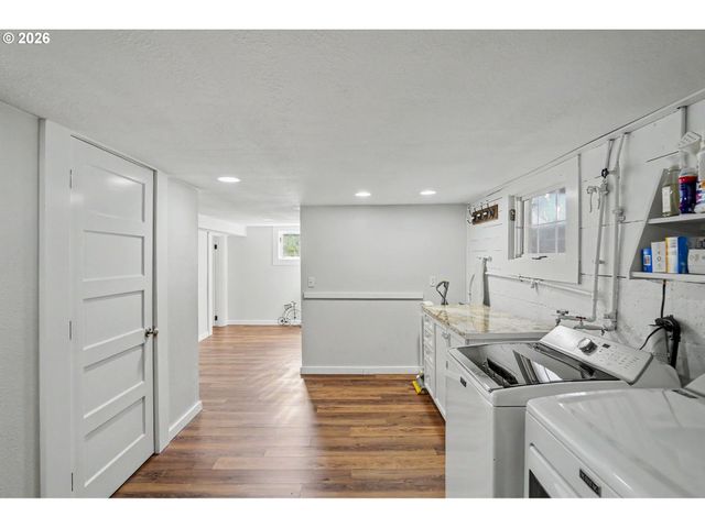 914 PINE St, Silverton, OR 97381