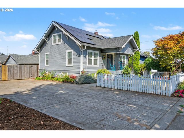 914 PINE St, Silverton, OR 97381