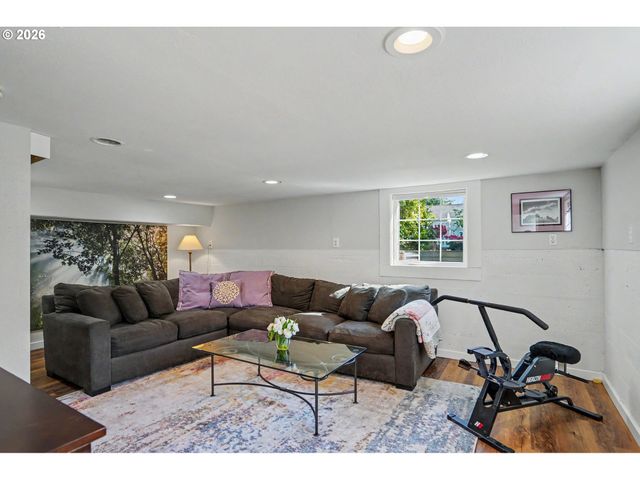 914 PINE St, Silverton, OR 97381
