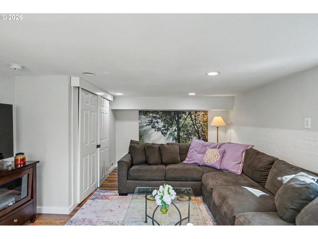 914 PINE St, Silverton, OR 97381