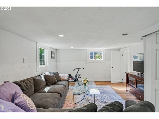 914 PINE St, Silverton, OR 97381