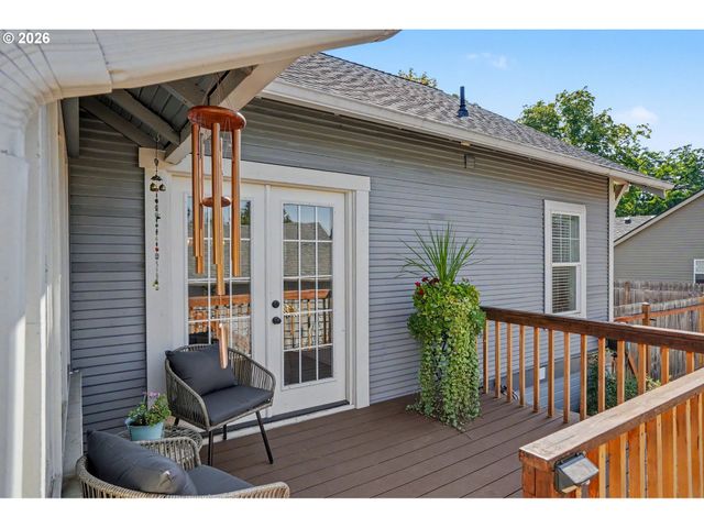 914 PINE St, Silverton, OR 97381